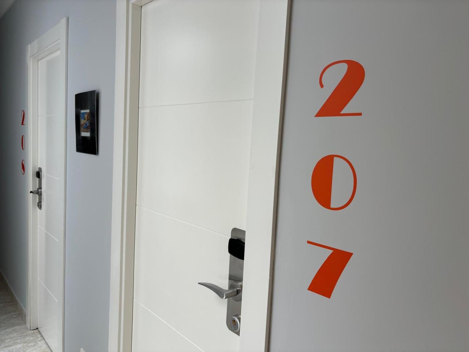 Hostal Barrera Madrid Exterior photo